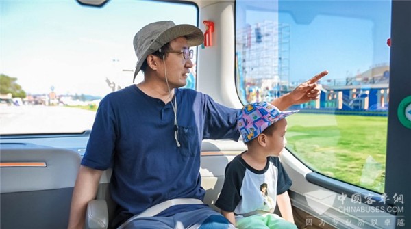 宇通智能驾驶巴士青岛投运 市民“抢鲜”试乘体验