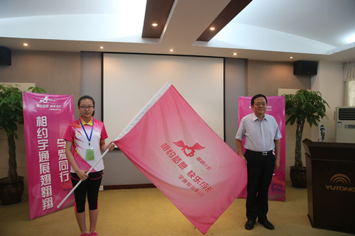 就算大雨让城市颠倒  宇通会给你们温暖怀抱