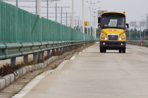 V爱酷跑秀 亲历测试宇通校车