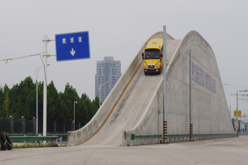 V爱酷跑秀 亲历测试宇通校车