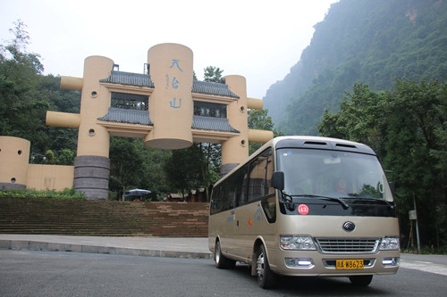 穿行山水云雾间的“宇通风景” 10台T7交付成都天台山