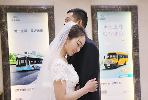 婚车是巴士、婚典在工厂，宇通第十三届集体婚礼工业风