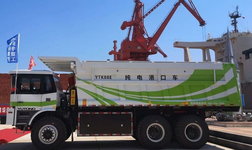 乘风破浪！宇通纯电动港口车首次亮相青岛，助力绿色港口建设！