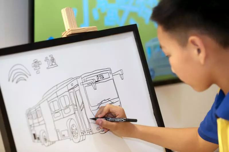 2岁开始作画，10年画2000幅公交车，这个六一听听他的梦想