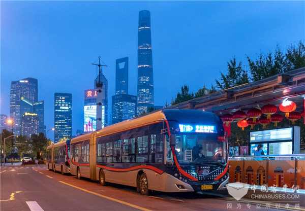 宇通无轨电车巡游武汉街头，低碳出行助力公交新时代!